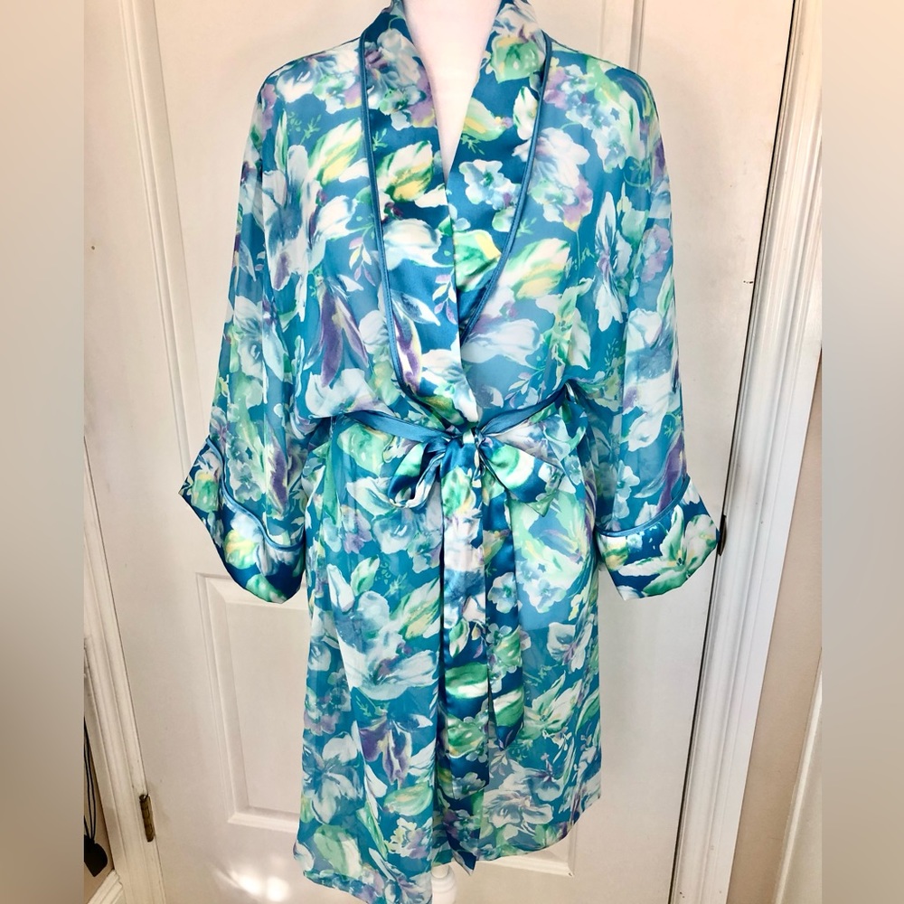 DELICATES light weight knee length robe in like new condition